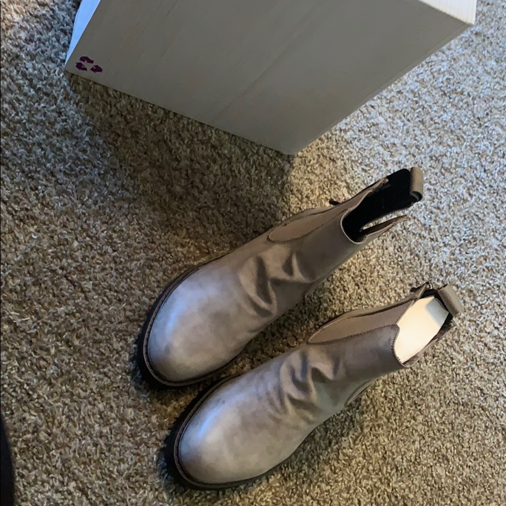 Chelsea boots (brand new never worn)